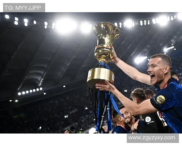 足球巨星高举奖杯夺冠瞬间高清定格荣耀全场欢呼燃爆激情